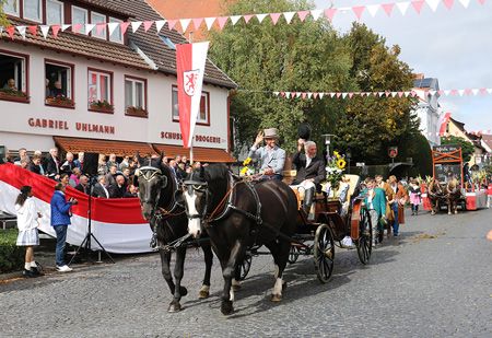 festlich geschmückte Kutsche beim Festumzug