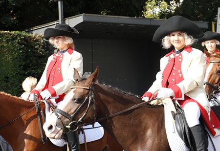 Traditionelle Kostüme beim Festumzug